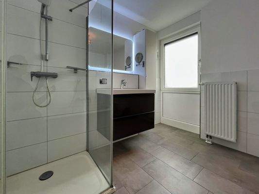 Badezimmer - Dusche und Waschbecken