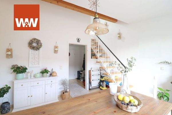 Wohnzimmer mit Aufgang zur oberen Etage