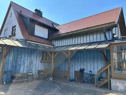 Überdachter Kellerabgang