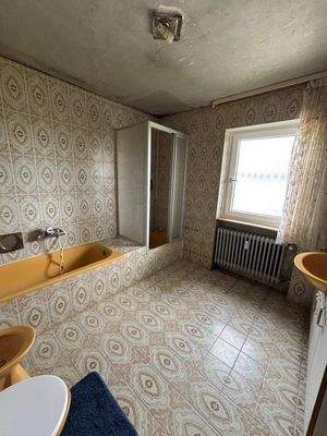 Bad mit Wanne u. Dusche