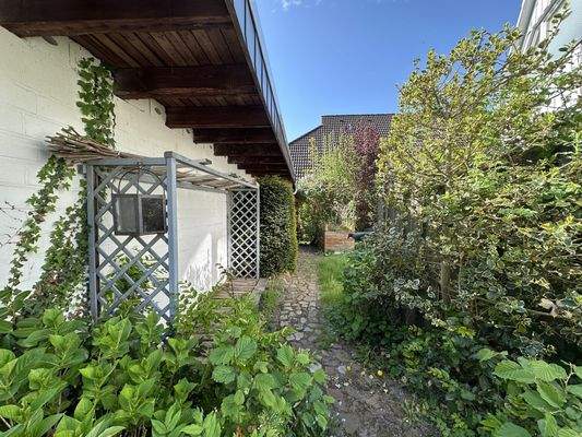 Garten an der Garage