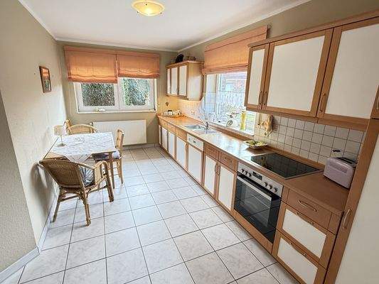 Küche mit neuem E-Herd und Kühlschrank 2024