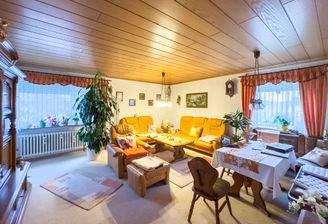 Geräumiges Wohnzimmer