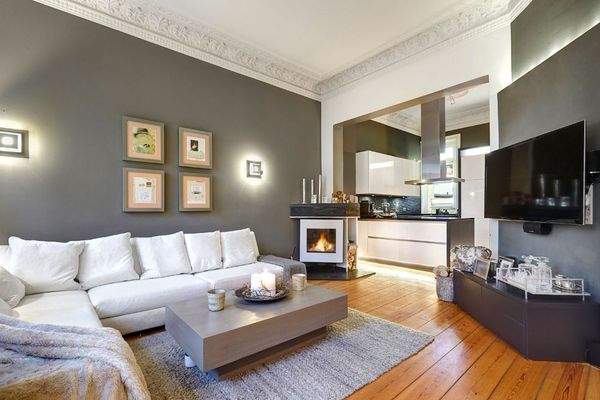 Wohnzimmer mit offener Küche