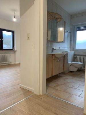 Blick von Diele ins Bad