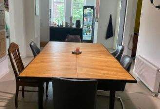 Raum vor den Büros mit kleiner Teeküche und GetränkeKühlschrank