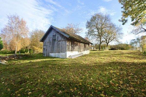 das Grundstück mit Scheune