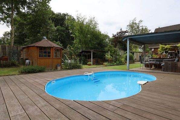 Pool mit Holzdeck und überdachter Loungeecke
