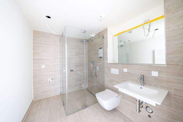 Badezimmer mit bodengleicher Dusche