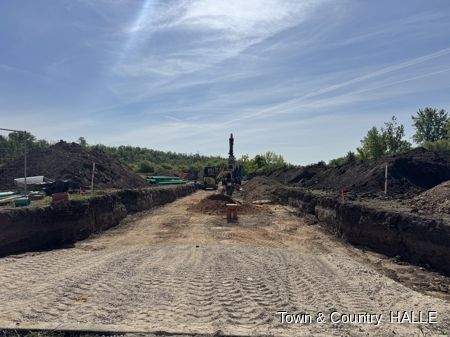 Die künftige Wohngebietsstraße ist bereits im Bau