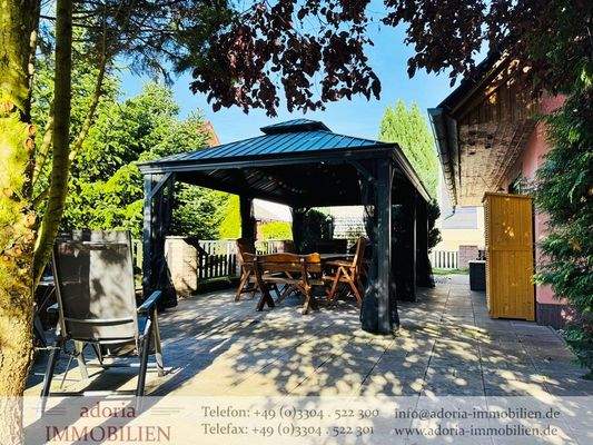 Terrasse mit Pavillon