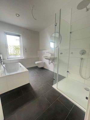 Badezimmer mit Badewanne und Dusche