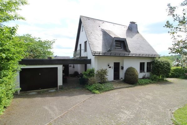 Frontansicht mit Garage und Carport