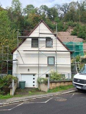 Straßenseite mit Garage