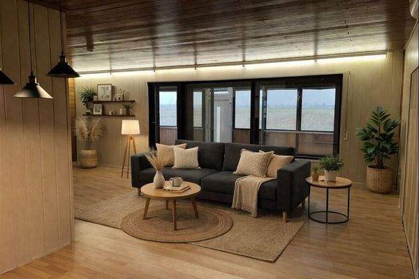 Wohn-und Essbereich mit Blick in Wintergarten