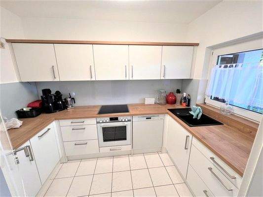 eine Küche von Dreien