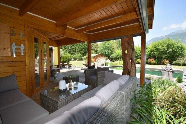 Pool mit Terrasse / Liegebereich und Saunagebäude