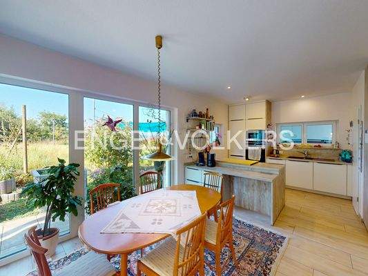 Viel Tageslicht durch große bodentiefe Fenster