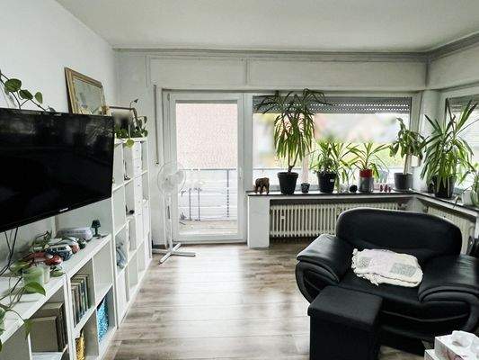 mit großen Fenstern und Zugang zum Balkon