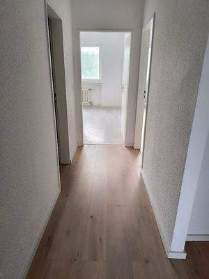 Heller Flur mit Holzboden