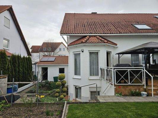 Blick Garten Richtung Garage