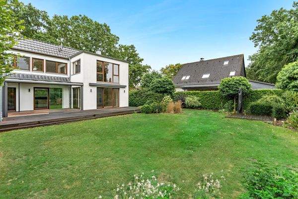 weitläufiger Garten