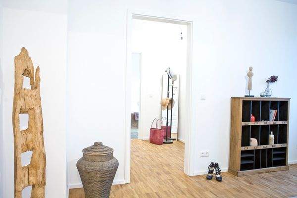 Schlafzimmer mit Blick in das Ankleidezimmer