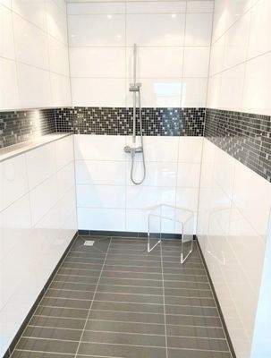 bodentiefe Rain Dance Dusche EG  - (KI generiert)