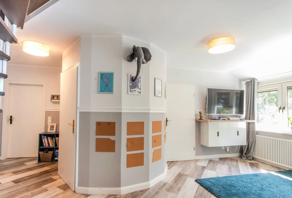 Zwischenzimmer mit Aufgang in den Dachboden