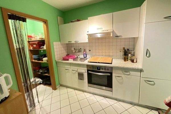 Küche mit Abstellraum