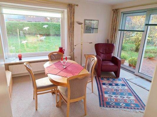 Esszimmer mit Zugang zur Terrasse