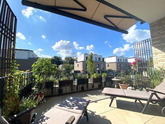 Ihr großer sonniger Balkon