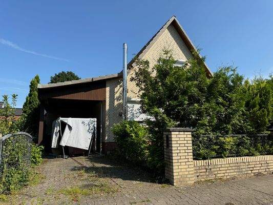 Straßenansicht links