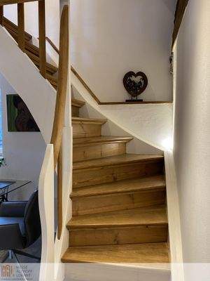 Aufgearbeitete Echtholz-Treppe