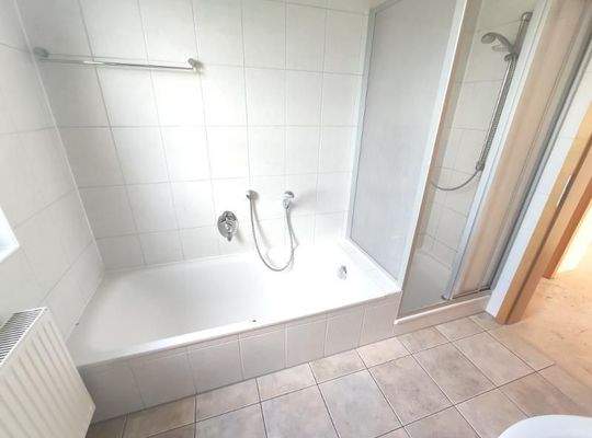 Bad mit Badewanne, Dusche und Fenster Bild 3