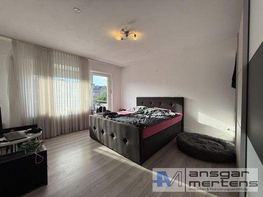 Schlafzimmer mit Balkonzugang