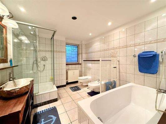 Bad mit Wanne/ Dusche und Bidget