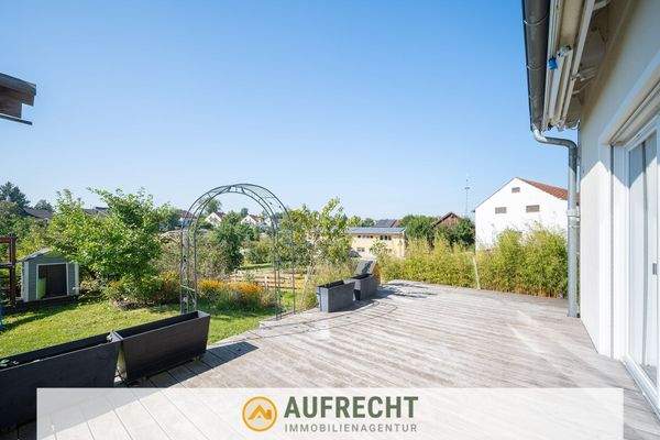 sonnige Terrasse mit Garten in Süd-Ausrichtung