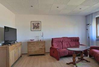 Kommoden, TV und Sofa