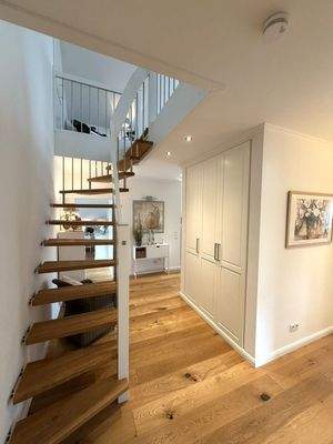 massive Holztreppe zum Studio