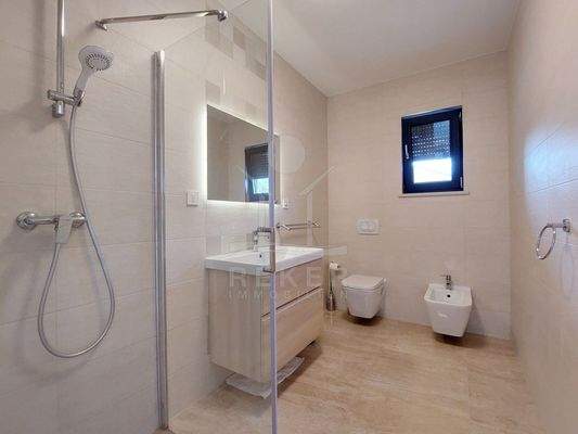 Vier moderne und komfortable Bäder