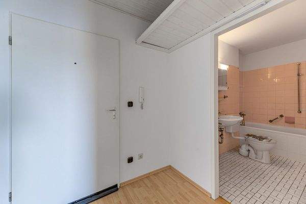 Der Flur mit Zugang zum Bad