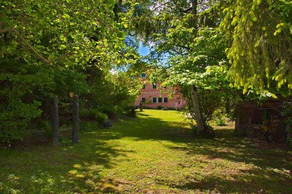 Blick v. Ost nach West zum Haupthaus