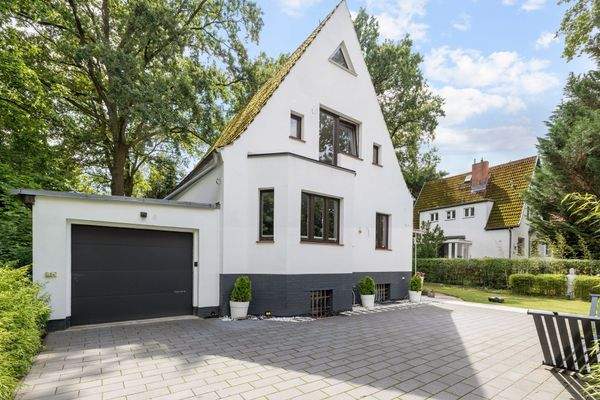 Garage mit Stellplatz