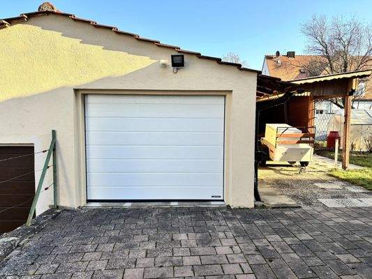 angebaute Garage mit Satteldach und Sektionaltor