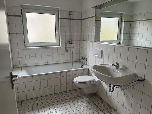 Helles Badezimmer mit Fenster