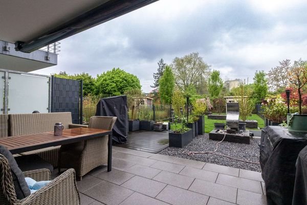 Geschützte Terrasse mit Markise