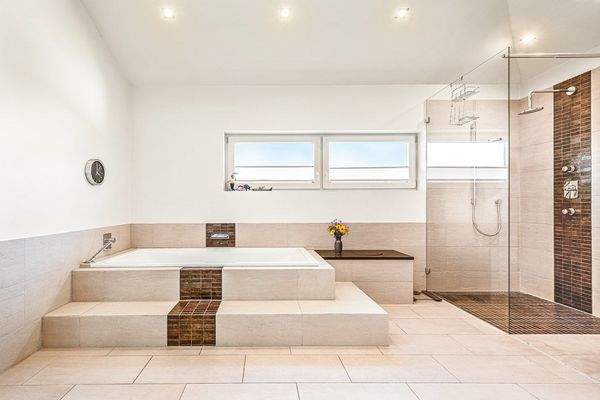großes Bad mit Dusche &amp; Badewanne (DG)