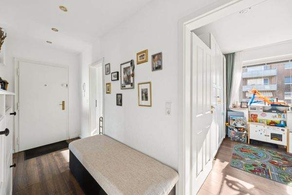 Flur mit Blick zur Wohnungstür