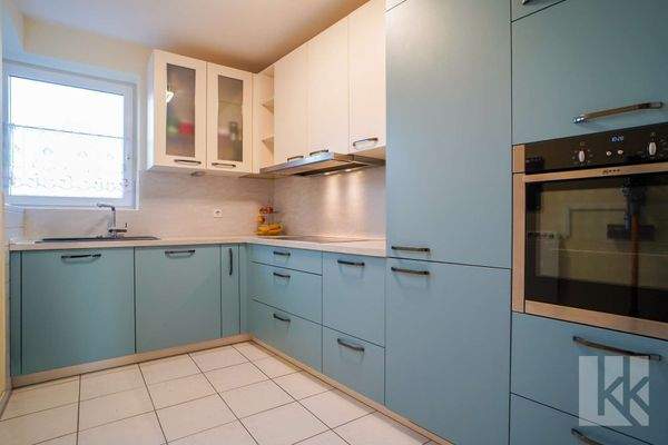 Die moderne, separate Einbauküche